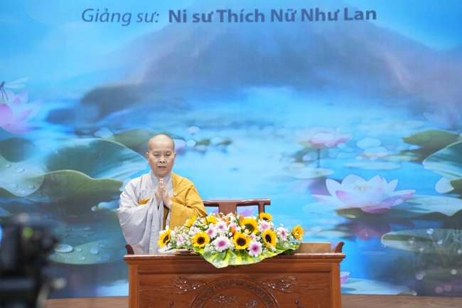 Dharma talk Learn to live happily preaching by Nun Thich Nu Nhu Lan in the 106th Seven-day Retreat