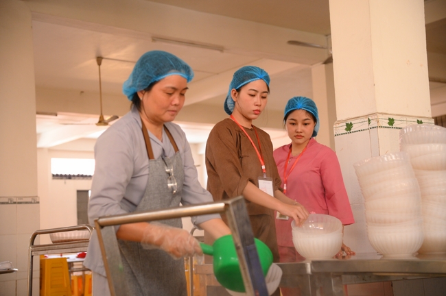 Dharma talk Learn to live happily preaching by Nun Thich Nu Nhu Lan in the 106th Seven-day Retreat