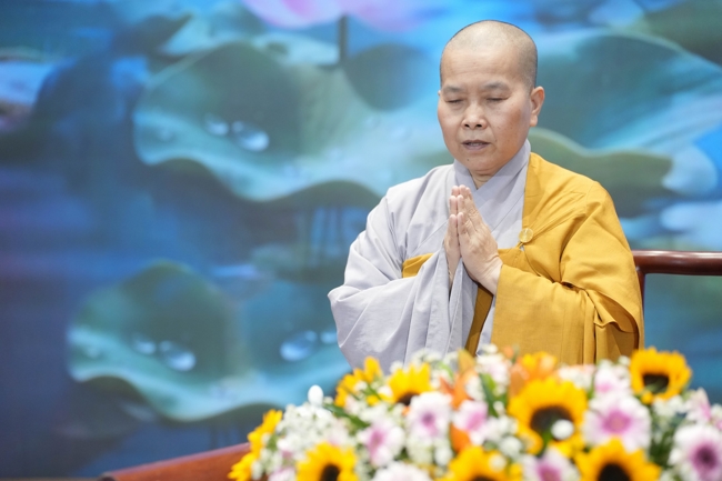 Dharma talk Learn to live happily preaching by Nun Thich Nu Nhu Lan in the 106th Seven-day Retreat