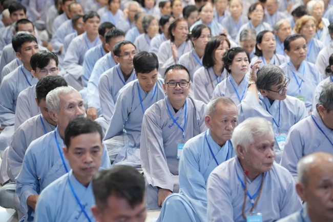 Dharma talk Learn to live happily preaching by Nun Thich Nu Nhu Lan in the 106th Seven-day Retreat