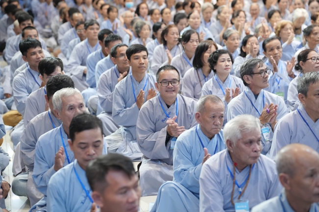 Dharma talk Learn to live happily preaching by Nun Thich Nu Nhu Lan in the 106th Seven-day Retreat