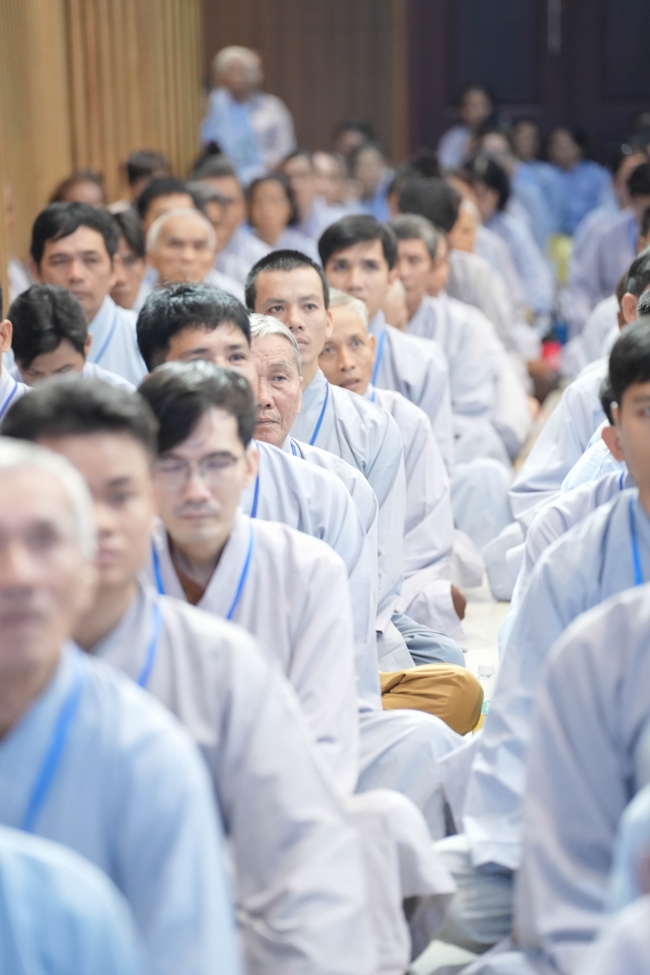 Dharma talk Learn to live happily preaching by Nun Thich Nu Nhu Lan in the 106th Seven-day Retreat