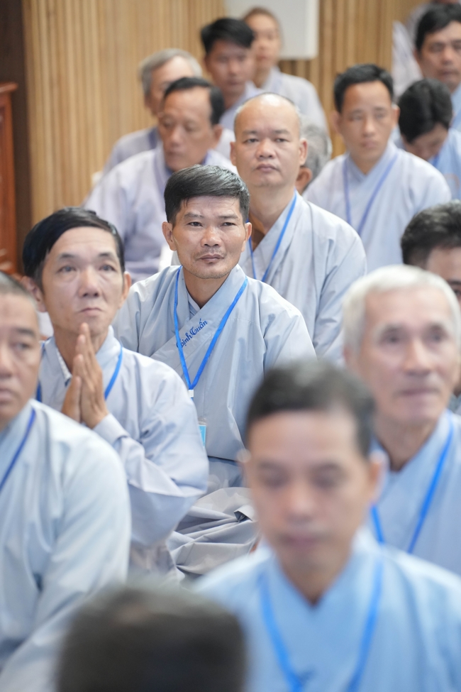 Dharma talk Learn to live happily preaching by Nun Thich Nu Nhu Lan in the 106th Seven-day Retreat