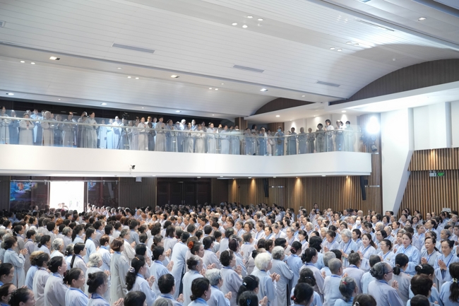 Dharma talk Learn to live happily preaching by Nun Thich Nu Nhu Lan in the 106th Seven-day Retreat