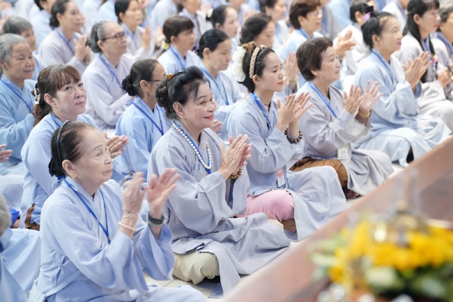 Dharma talk Learn to live happily preaching by Nun Thich Nu Nhu Lan in the 106th Seven-day Retreat