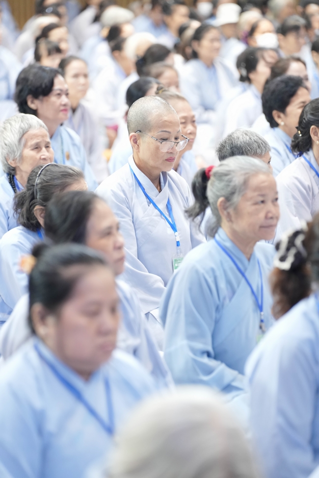 Dharma talk Learn to live happily preaching by Nun Thich Nu Nhu Lan in the 106th Seven-day Retreat