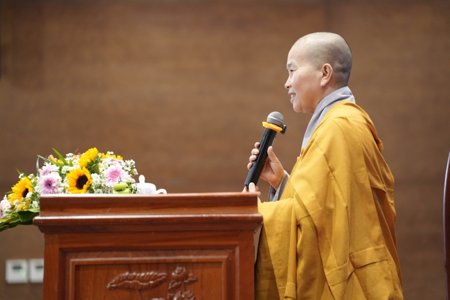 Dharma talk Learn to live happily preaching by Nun Thich Nu Nhu Lan in the 106th Seven-day Retreat