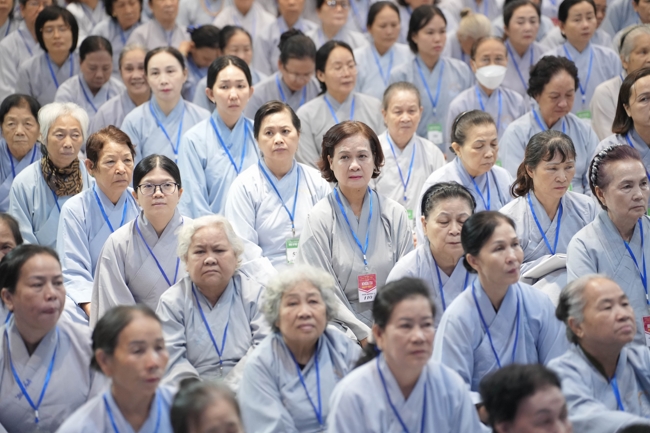 Dharma talk Learn to live happily preaching by Nun Thich Nu Nhu Lan in the 106th Seven-day Retreat