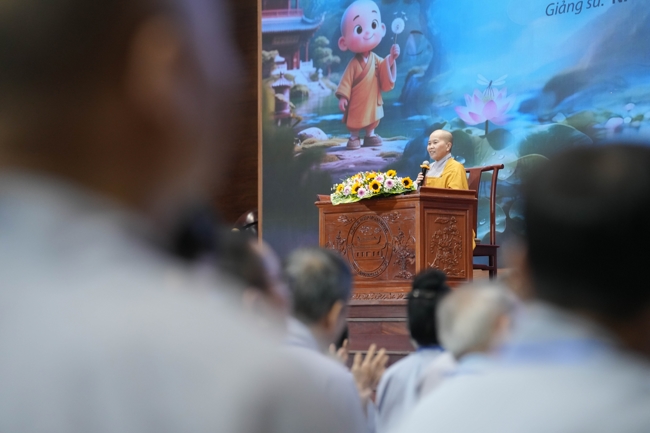 Dharma talk Learn to live happily preaching by Nun Thich Nu Nhu Lan in the 106th Seven-day Retreat