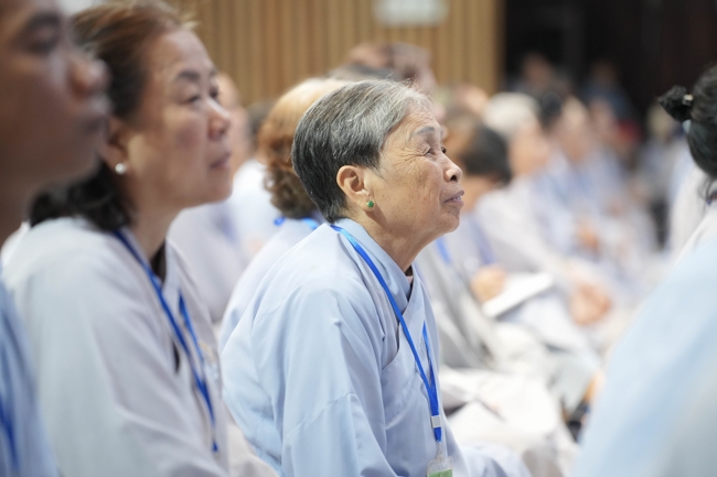 Dharma talk Learn to live happily preaching by Nun Thich Nu Nhu Lan in the 106th Seven-day Retreat
