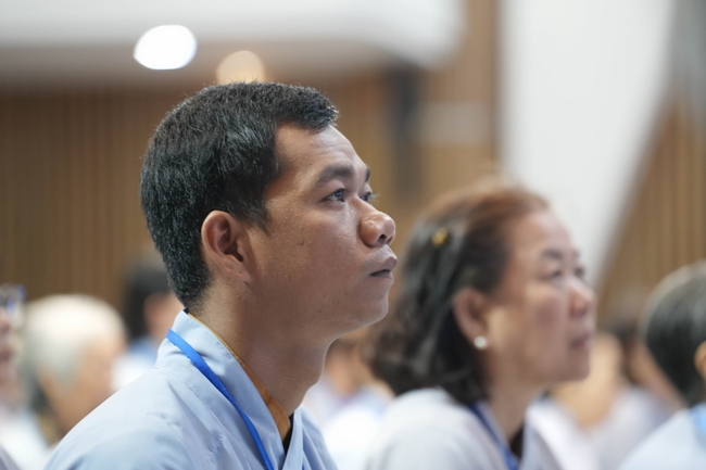 Dharma talk Learn to live happily preaching by Nun Thich Nu Nhu Lan in the 106th Seven-day Retreat