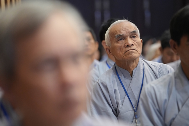 Dharma talk Learn to live happily preaching by Nun Thich Nu Nhu Lan in the 106th Seven-day Retreat