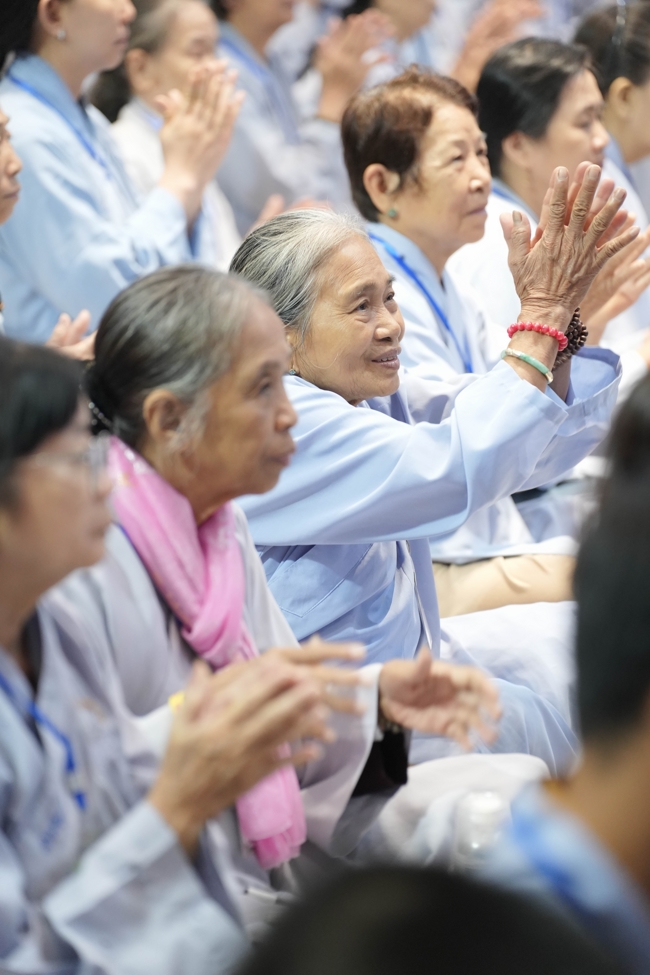 Dharma talk Learn to live happily preaching by Nun Thich Nu Nhu Lan in the 106th Seven-day Retreat