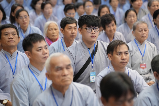 Dharma talk Learn to live happily preaching by Nun Thich Nu Nhu Lan in the 106th Seven-day Retreat