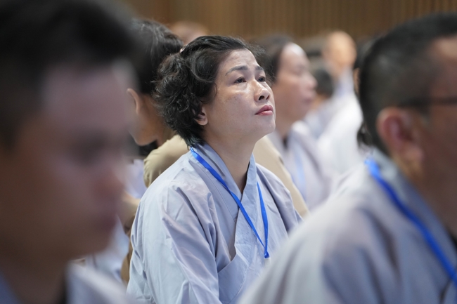 Dharma talk Learn to live happily preaching by Nun Thich Nu Nhu Lan in the 106th Seven-day Retreat