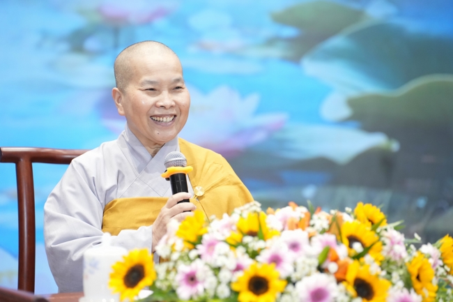 Dharma talk Learn to live happily preaching by Nun Thich Nu Nhu Lan in the 106th Seven-day Retreat