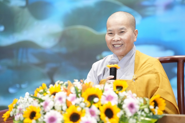 Dharma talk Learn to live happily preaching by Nun Thich Nu Nhu Lan in the 106th Seven-day Retreat