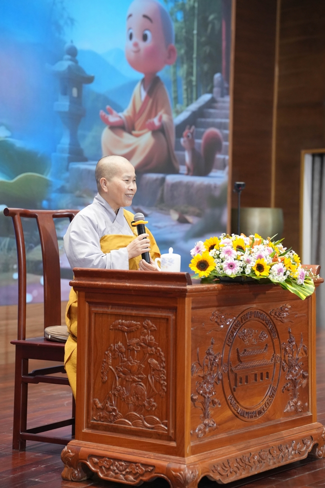 Dharma talk Learn to live happily preaching by Nun Thich Nu Nhu Lan in the 106th Seven-day Retreat