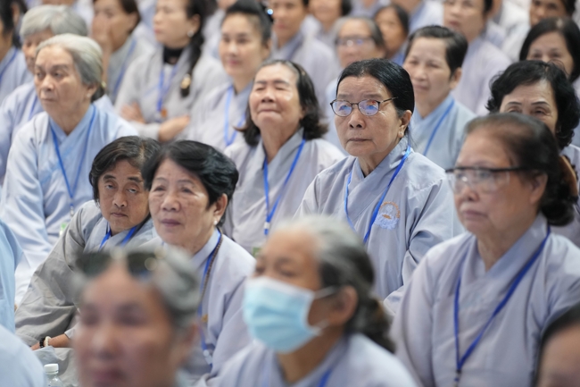 Dharma talk Learn to live happily preaching by Nun Thich Nu Nhu Lan in the 106th Seven-day Retreat