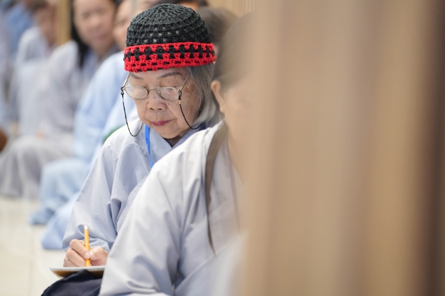 Dharma talk Learn to live happily preaching by Nun Thich Nu Nhu Lan in the 106th Seven-day Retreat