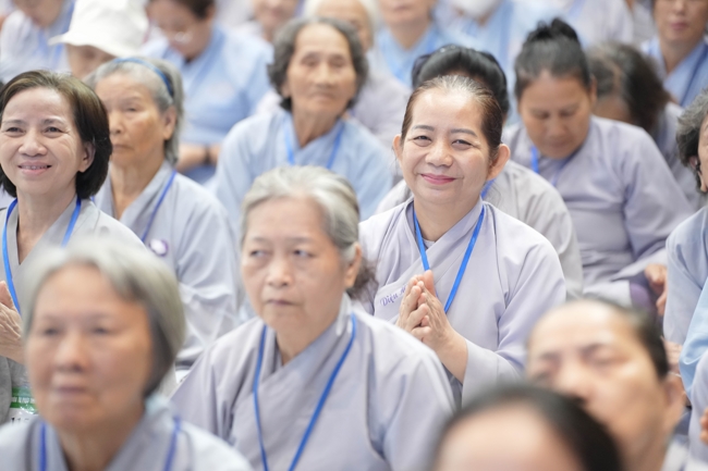 Dharma talk Learn to live happily preaching by Nun Thich Nu Nhu Lan in the 106th Seven-day Retreat
