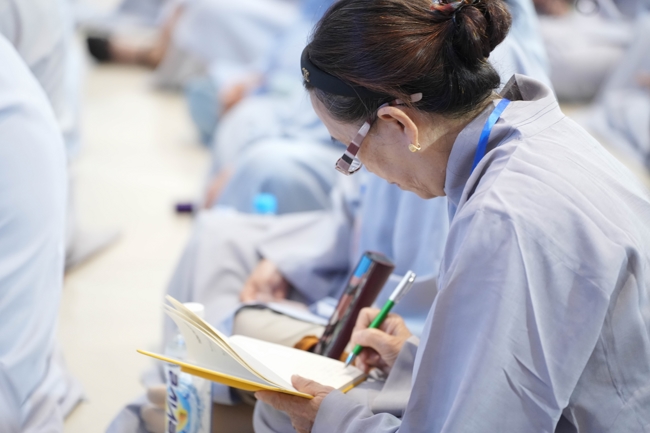 Dharma talk Learn to live happily preaching by Nun Thich Nu Nhu Lan in the 106th Seven-day Retreat