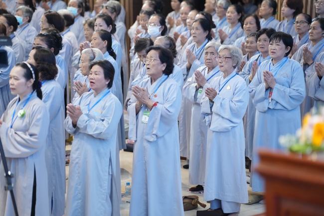 Dharma talk Learn to live happily preaching by Nun Thich Nu Nhu Lan in the 106th Seven-day Retreat
