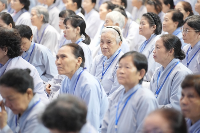 Dharma talk Learn to live happily preaching by Nun Thich Nu Nhu Lan in the 106th Seven-day Retreat