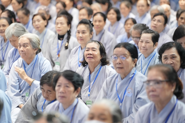 Dharma talk Learn to live happily preaching by Nun Thich Nu Nhu Lan in the 106th Seven-day Retreat