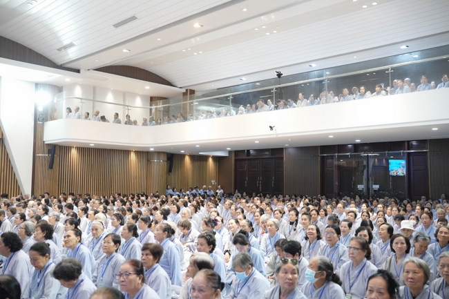 Dharma talk Learn to live happily preaching by Nun Thich Nu Nhu Lan in the 106th Seven-day Retreat