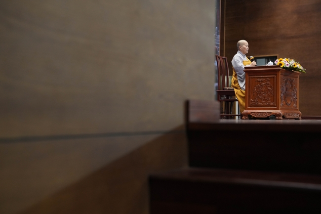 Dharma talk Learn to live happily preaching by Nun Thich Nu Nhu Lan in the 106th Seven-day Retreat