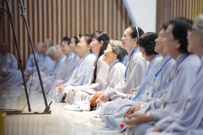 Dharma talk Learn to live happily preaching by Nun Thich Nu Nhu Lan in the 106th Seven-day Retreat
