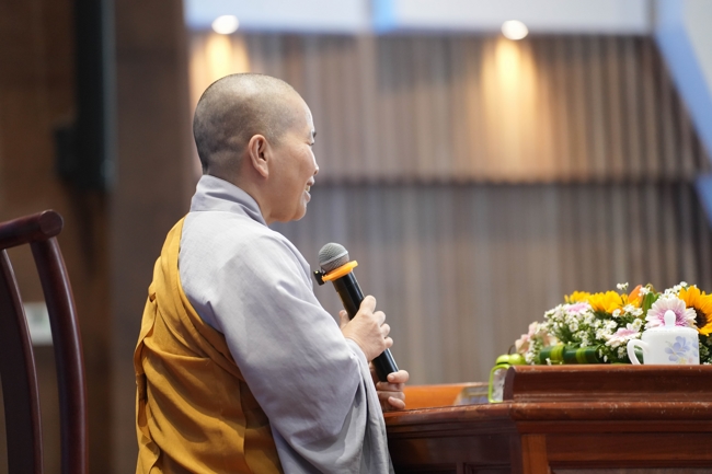 Dharma talk Learn to live happily preaching by Nun Thich Nu Nhu Lan in the 106th Seven-day Retreat