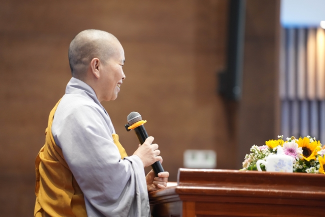 Dharma talk Learn to live happily preaching by Nun Thich Nu Nhu Lan in the 106th Seven-day Retreat