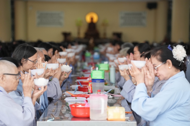 Dharma talk Learn to live happily preaching by Nun Thich Nu Nhu Lan in the 106th Seven-day Retreat