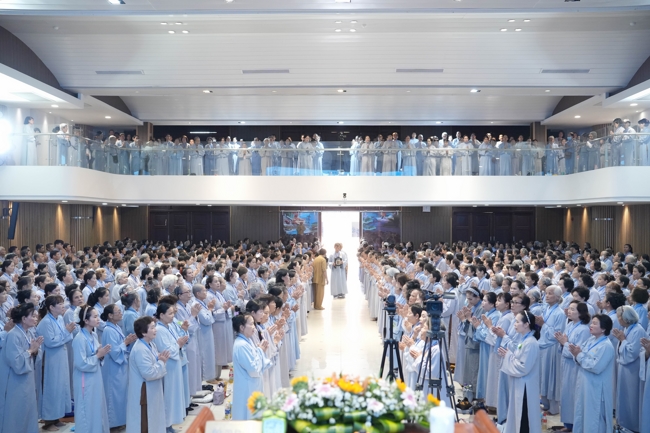 Dharma talk Learn to live happily preaching by Nun Thich Nu Nhu Lan in the 106th Seven-day Retreat