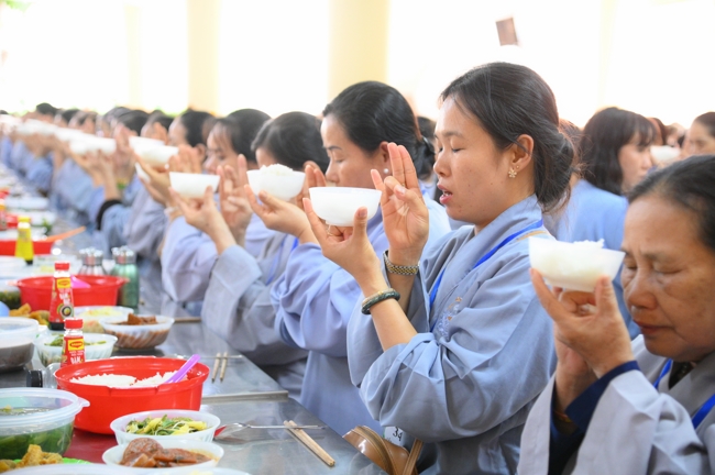 Dharma talk Learn to live happily preaching by Nun Thich Nu Nhu Lan in the 106th Seven-day Retreat