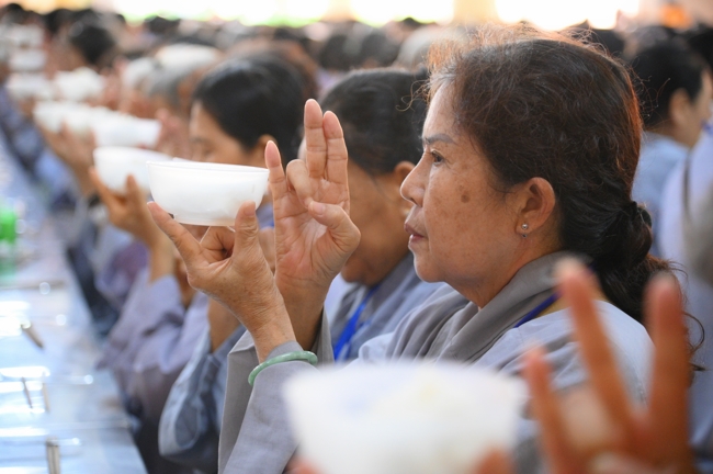Dharma talk Learn to live happily preaching by Nun Thich Nu Nhu Lan in the 106th Seven-day Retreat