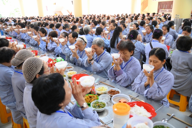 Dharma talk Learn to live happily preaching by Nun Thich Nu Nhu Lan in the 106th Seven-day Retreat