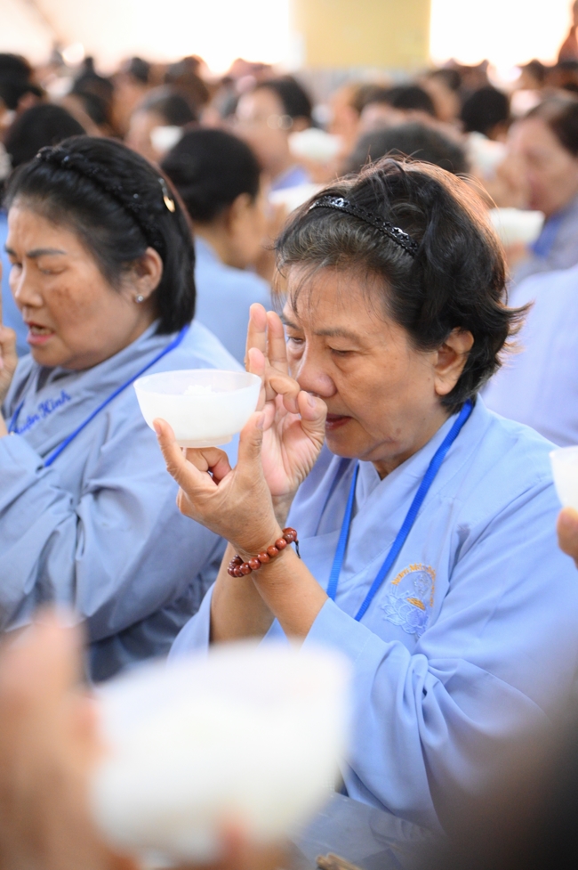 Dharma talk Learn to live happily preaching by Nun Thich Nu Nhu Lan in the 106th Seven-day Retreat