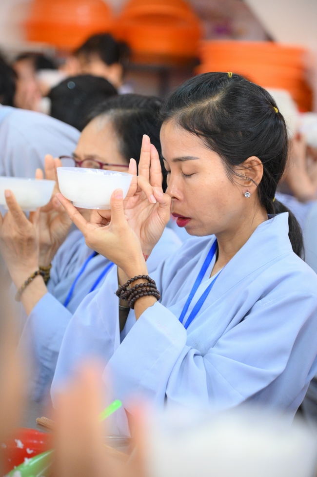 Dharma talk Learn to live happily preaching by Nun Thich Nu Nhu Lan in the 106th Seven-day Retreat