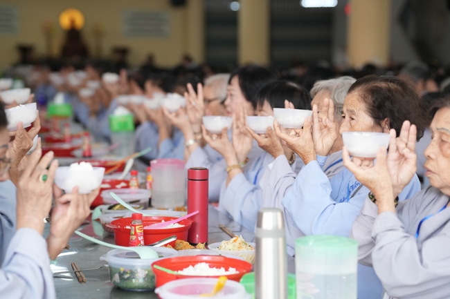 Dharma talk Learn to live happily preaching by Nun Thich Nu Nhu Lan in the 106th Seven-day Retreat