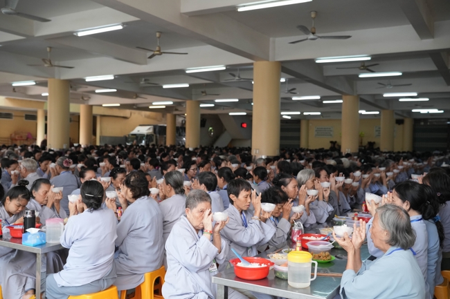 Dharma talk Learn to live happily preaching by Nun Thich Nu Nhu Lan in the 106th Seven-day Retreat