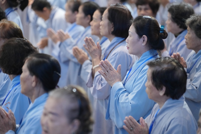 Dharma talk Learn to live happily preaching by Nun Thich Nu Nhu Lan in the 106th Seven-day Retreat