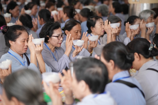 Dharma talk Learn to live happily preaching by Nun Thich Nu Nhu Lan in the 106th Seven-day Retreat