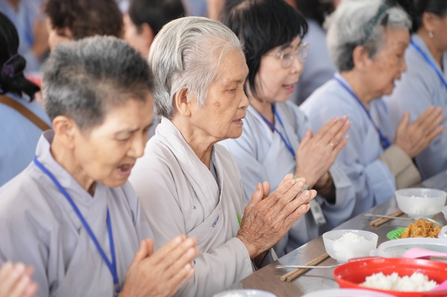 Dharma talk Learn to live happily preaching by Nun Thich Nu Nhu Lan in the 106th Seven-day Retreat