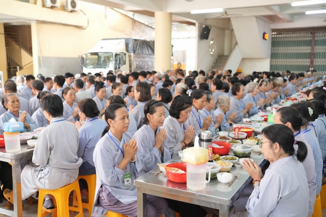 Dharma talk Learn to live happily preaching by Nun Thich Nu Nhu Lan in the 106th Seven-day Retreat