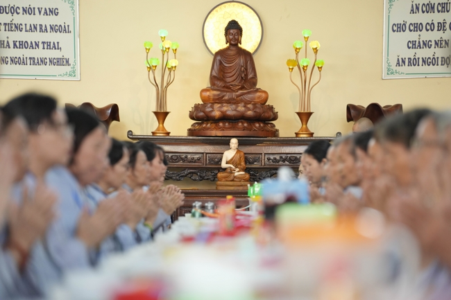 Dharma talk Learn to live happily preaching by Nun Thich Nu Nhu Lan in the 106th Seven-day Retreat