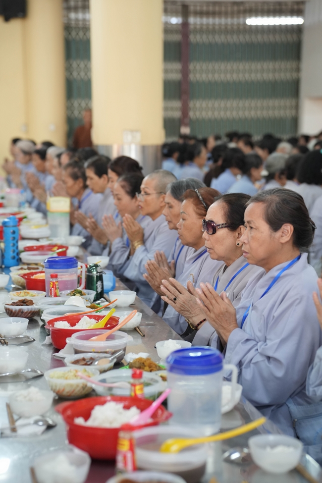 Dharma talk Learn to live happily preaching by Nun Thich Nu Nhu Lan in the 106th Seven-day Retreat