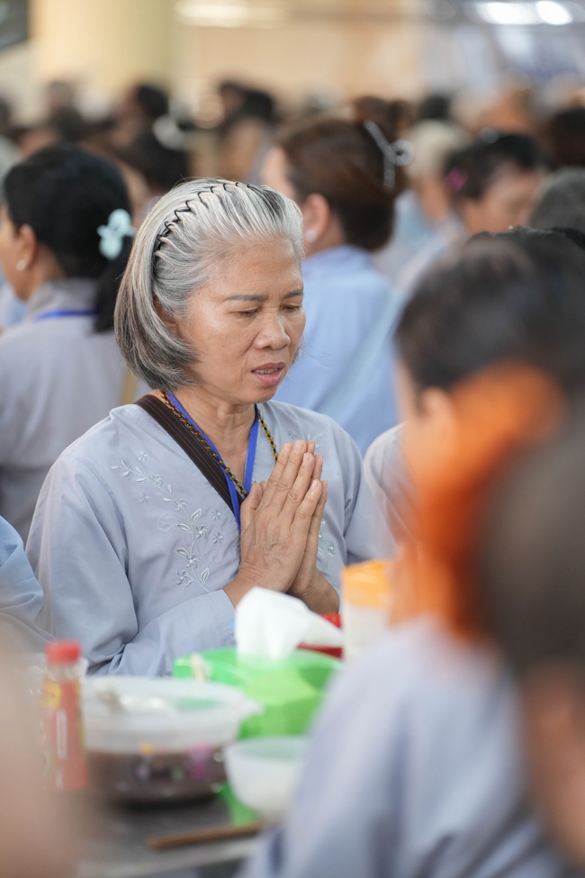 Dharma talk Learn to live happily preaching by Nun Thich Nu Nhu Lan in the 106th Seven-day Retreat
